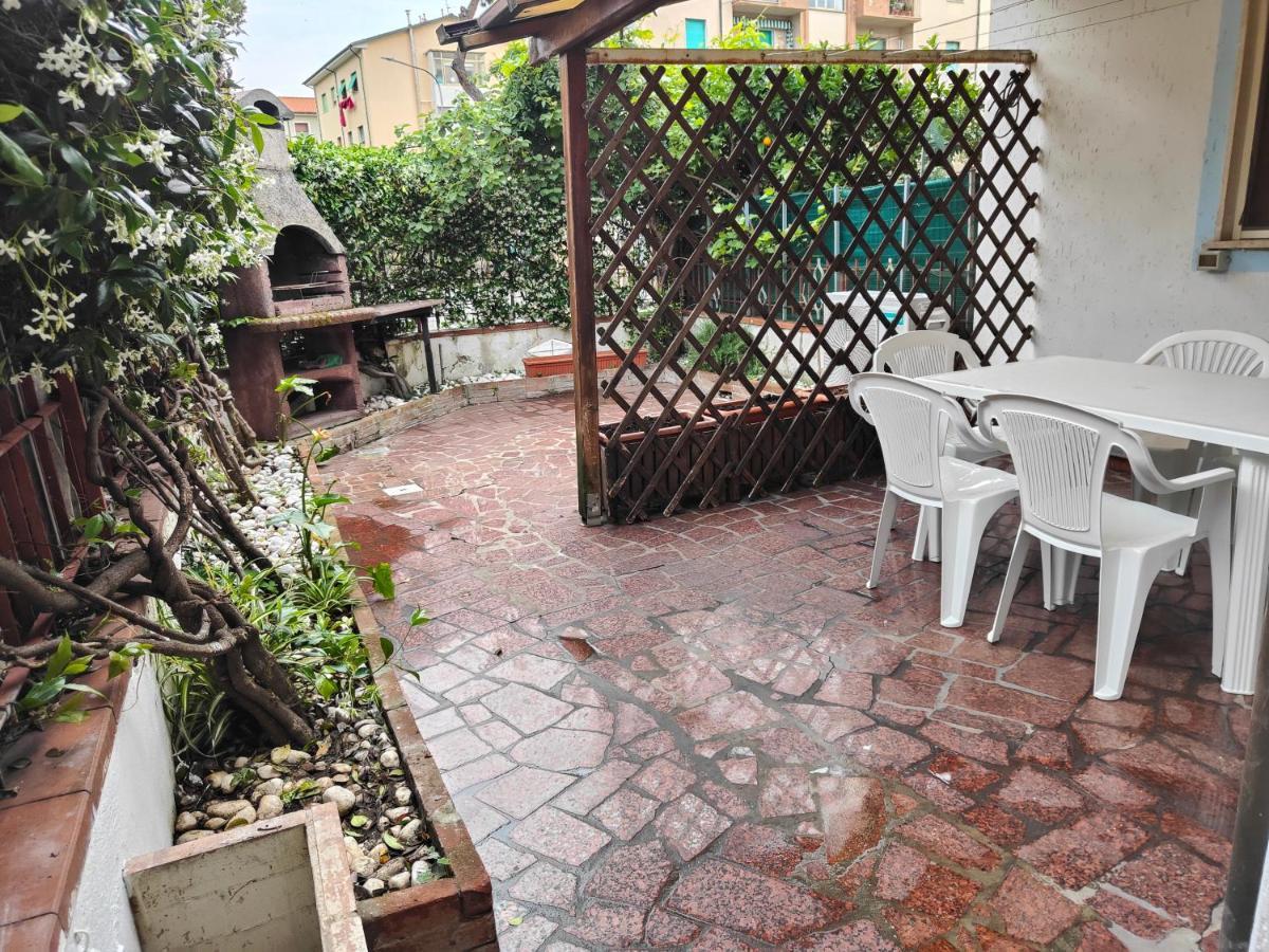 L'Appoggio Perfetto Apartment Виареджо Екстериор снимка